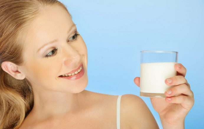 Uống sữa trước khi đi ngủ có béo không?